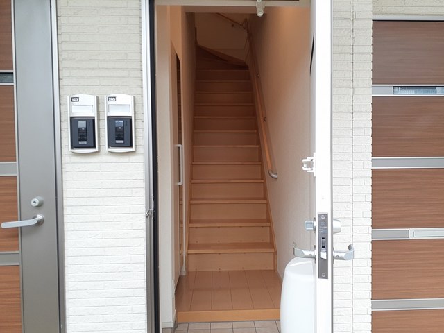 レディバードポイントＡ 玄関