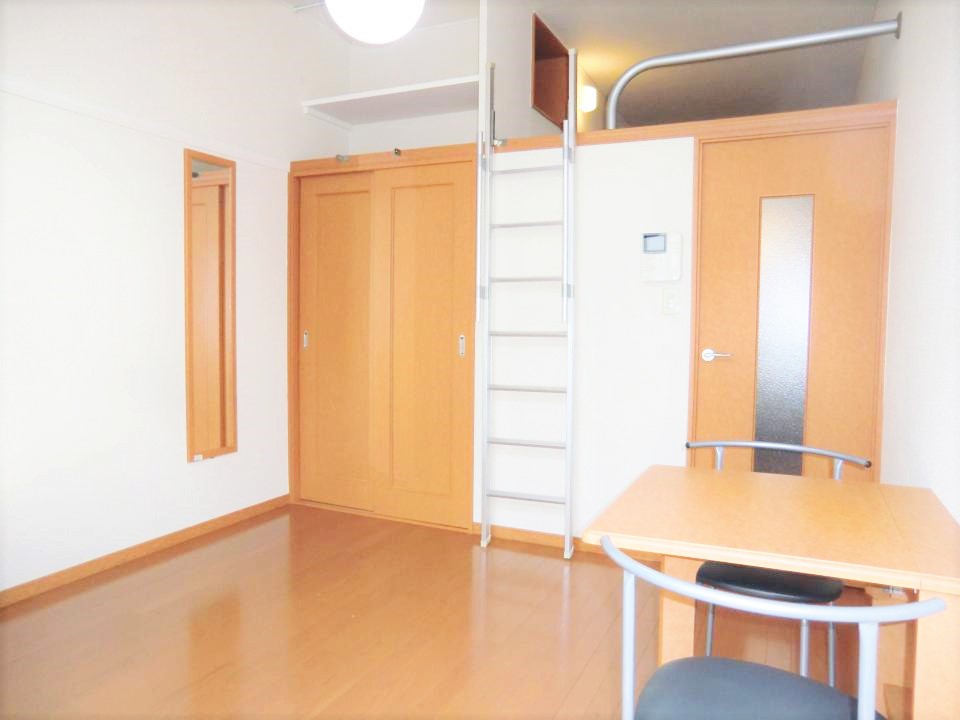 レオパレスカリヨ尼崎 リビング