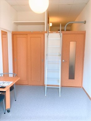 レオパレスオアシス山手 ベッドルーム