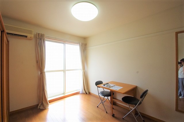 レオパレスＣｏｚｚｙＣｏｒｔ リビング