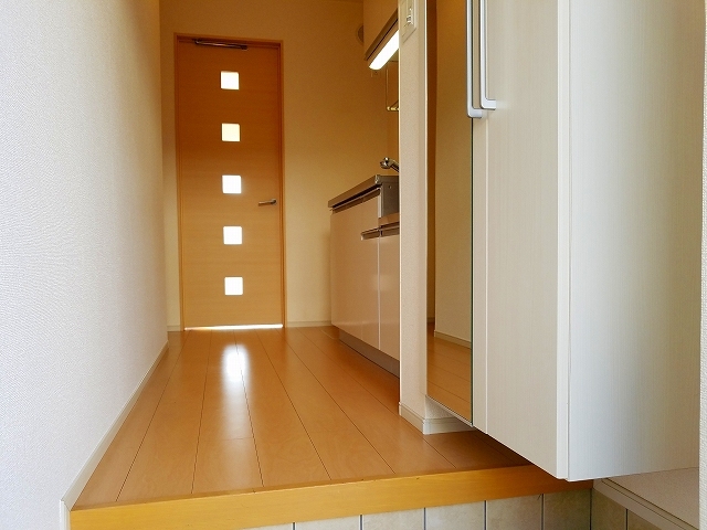 クリスタルガーデン　カラー 玄関