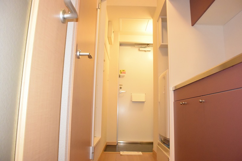 レオパレス華 玄関