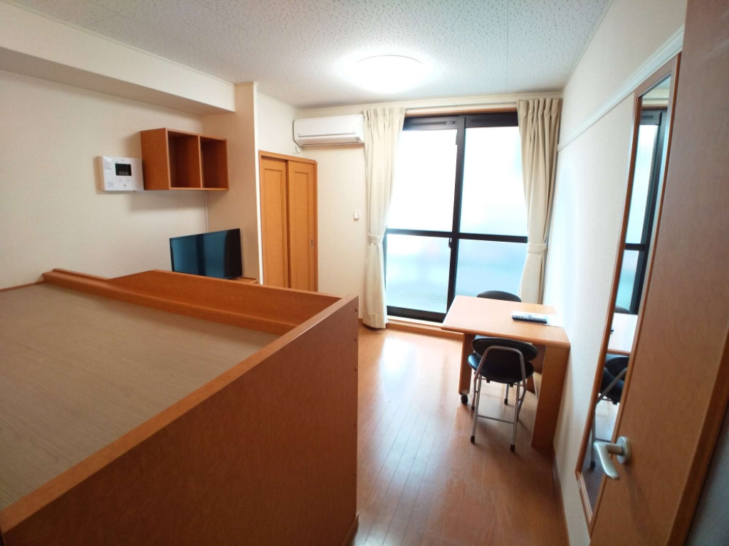 レオパレスフォレストコート大井 リビング