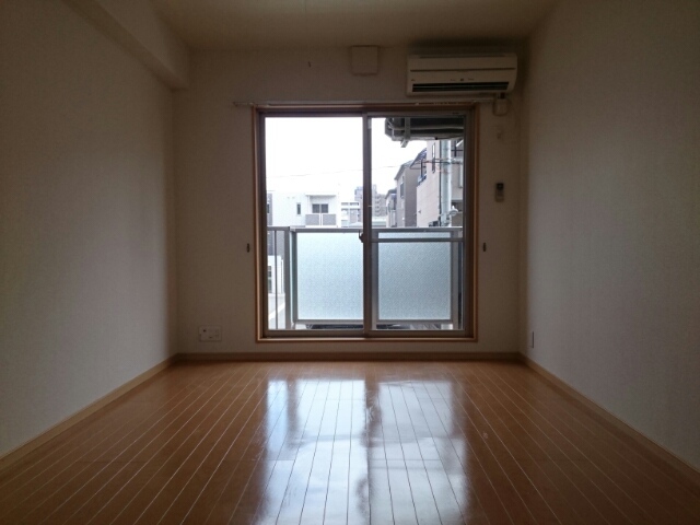 メゾンドファミーユ鶴見緑地公園 リビング