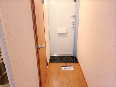 レオパレスセリバテール仁川 玄関