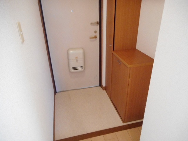 ラルジュウエスト 玄関