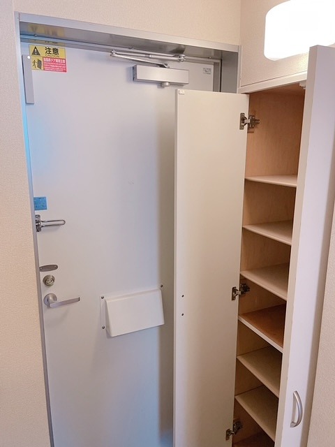 レオパレスメルナカヤ 玄関