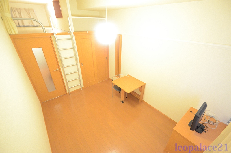 レオパレスウィニング　ロード リビング