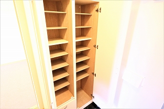 レオパレスハピネスＮＡＷＡＴＥ 玄関