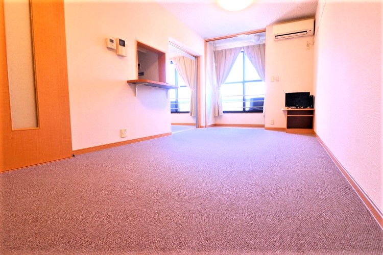 レオパレスハピネスＮＡＷＡＴＥ リビング