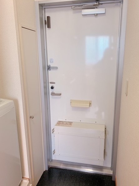 レオパレスウグイス 玄関