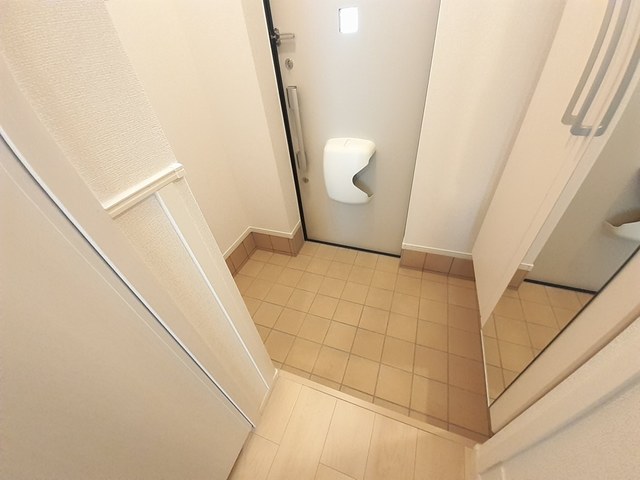 スペチアーレ　トレ 玄関