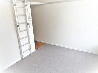 レオパレスプランタン高槻 リビング