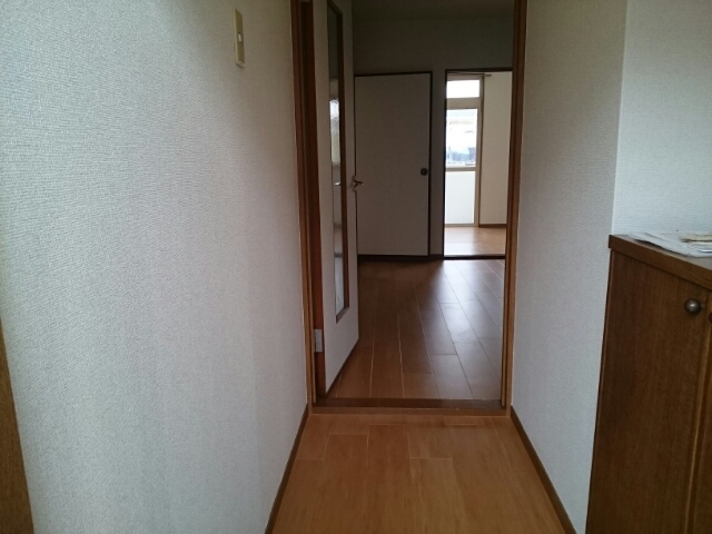 シャンパ－ニュ１番館 玄関