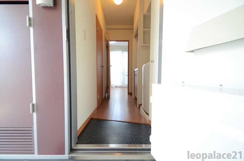 レオパレスラ・フォーレⅢ 玄関