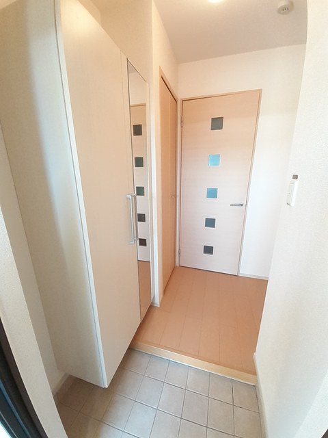 レジデンス根来 玄関