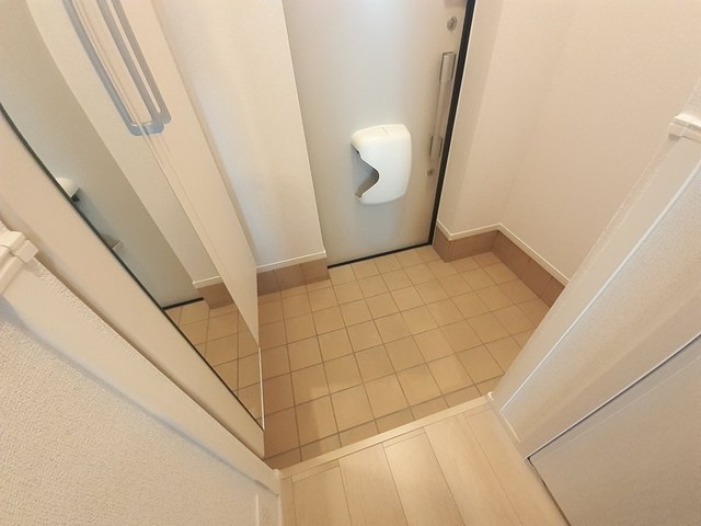 スペチアーレ　トレ 玄関