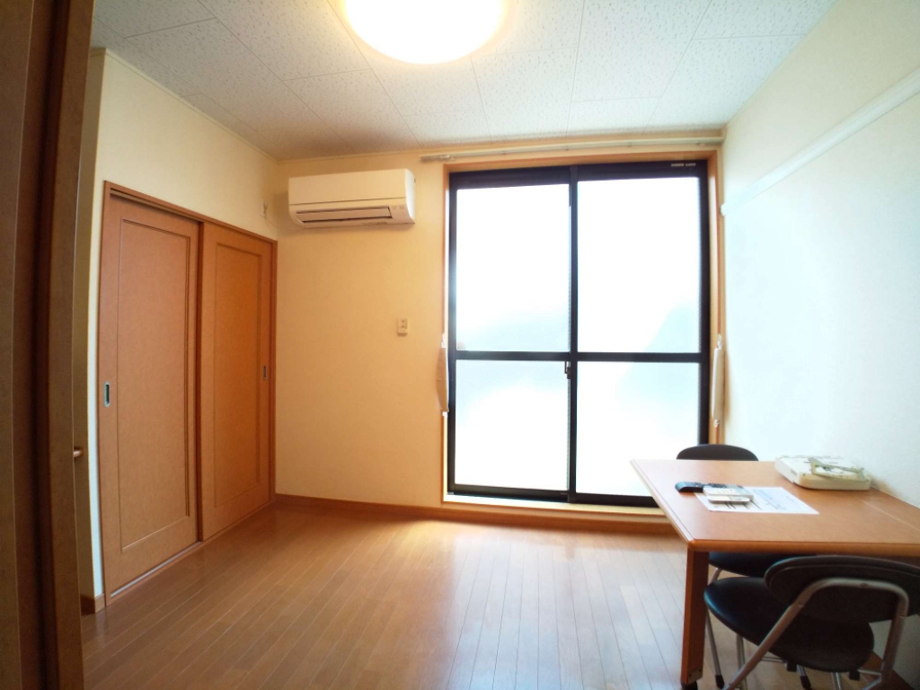 レオパレスブリッサ北花田 リビング