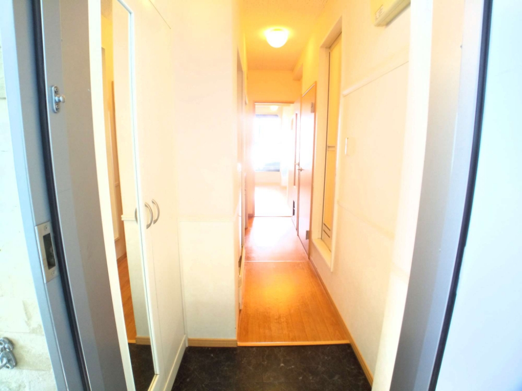 レオパレスエイト 玄関