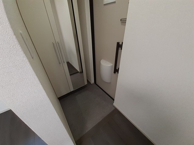 ルミエ－ル　ハタ 玄関