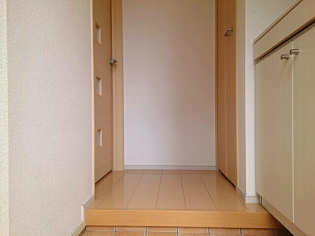 プラム　コート 玄関