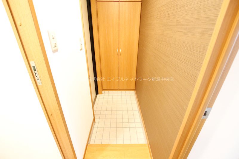 リヴェール女池 玄関