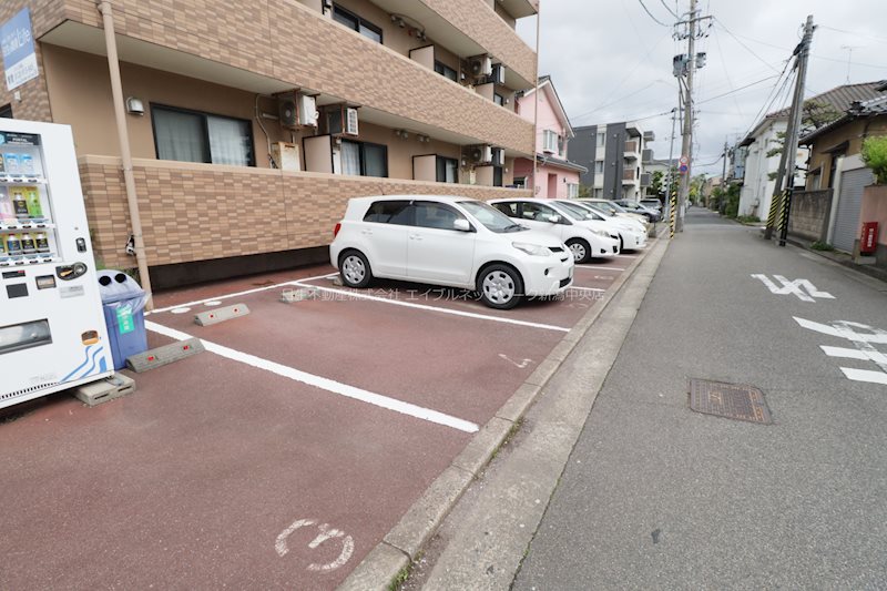 プレイス白山 駐車場