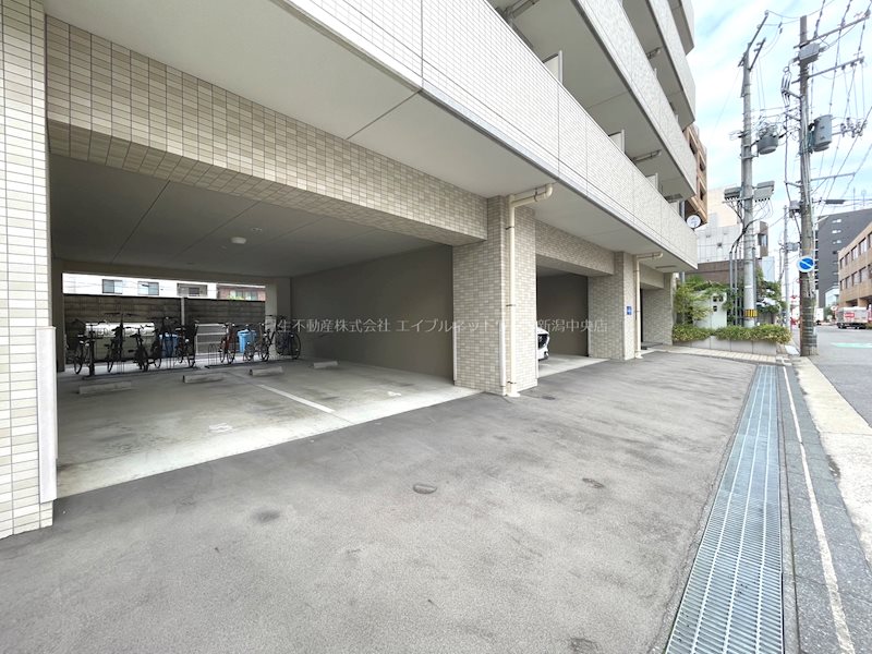 BUENA東大通 駐車場