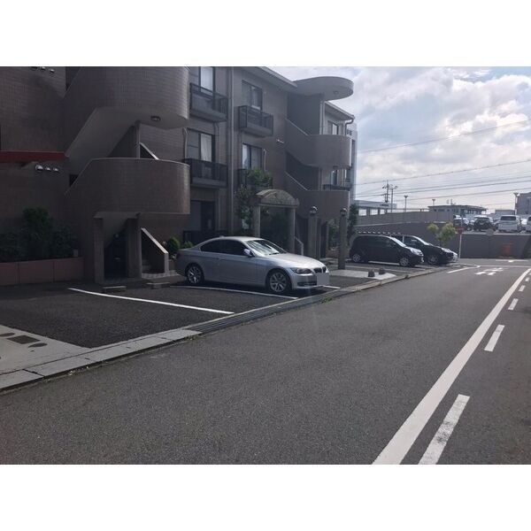 クレスト白鳥 駐車場