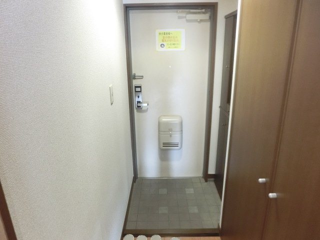 グローリア壱番館 玄関