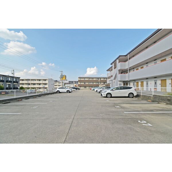 レナ三宅 駐車場
