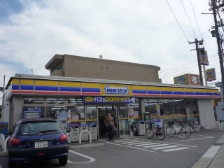 グレイス鶴が沢Ａ棟 コンビニ