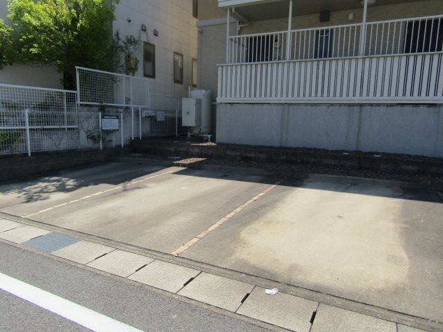 エコーハイツ南山 駐車場