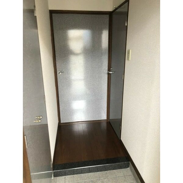 ラヴィアンムロガ 玄関