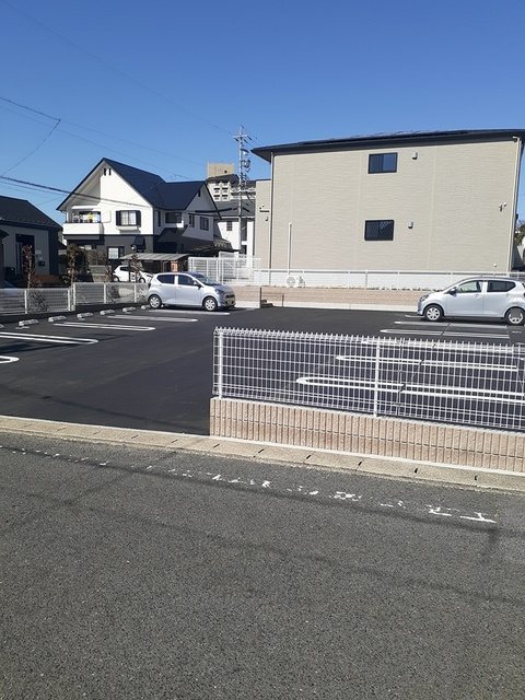 サンローズ旭 駐車場