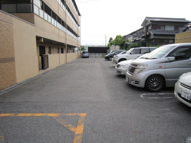 レイクアベニュー白鳥 駐車場