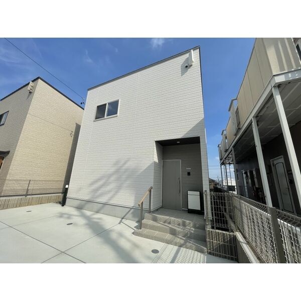アベニール　西川町貸家A棟 玄関