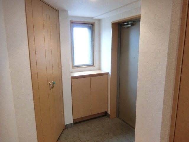 アブレスト原 玄関