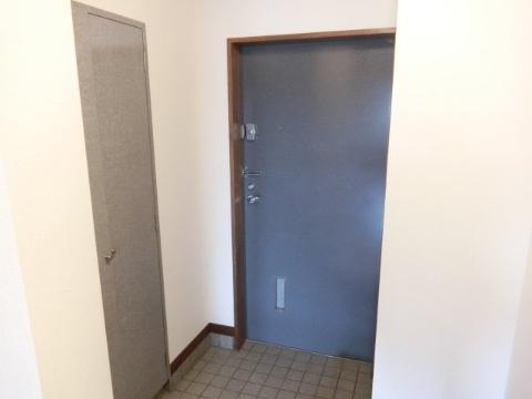 ラヴィアンムロガ 玄関
