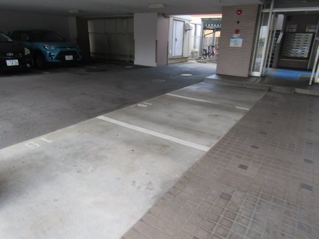 エステート鳴海 駐車場