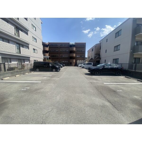 ガーデンコート元八事 駐車場