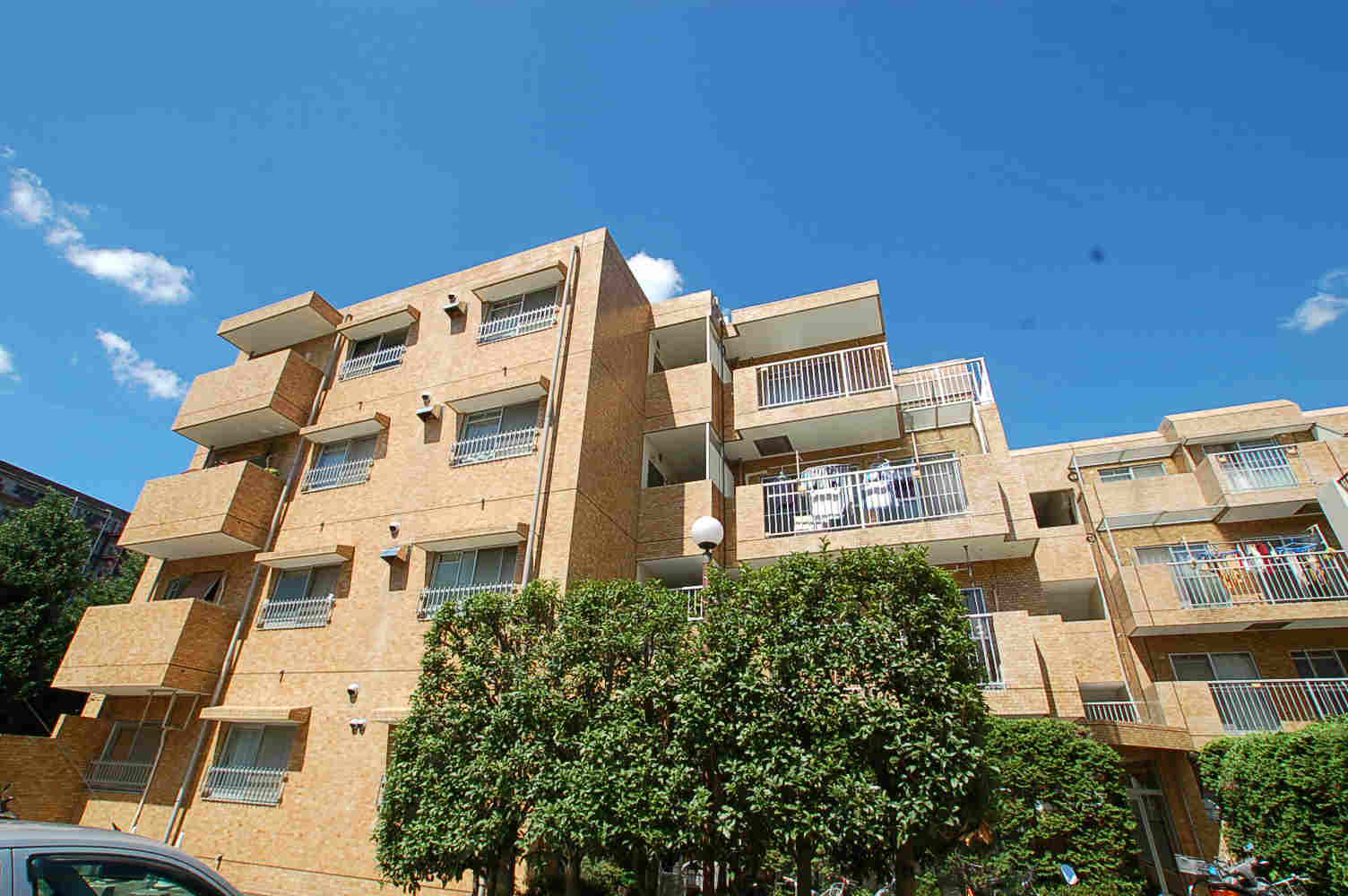 タイル張りの外観です