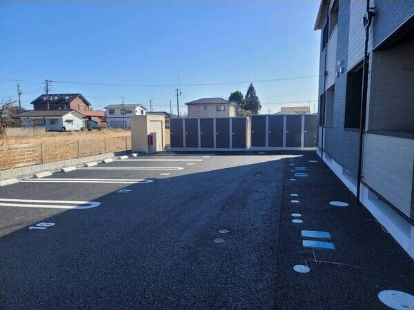 Avance 駐車場