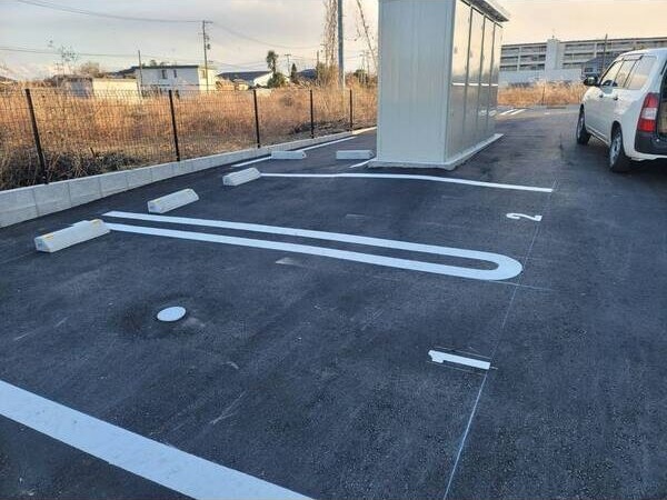 ウィスペリア 駐車場