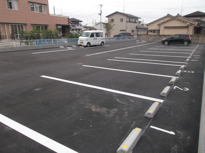 アーバンブリーズⅡ 駐車場