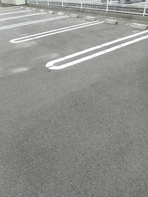 カーザ・フィオーレⅡ 駐車場