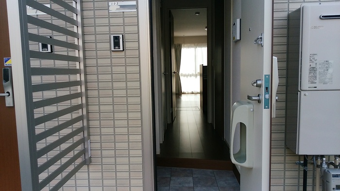 アズールＥ 玄関