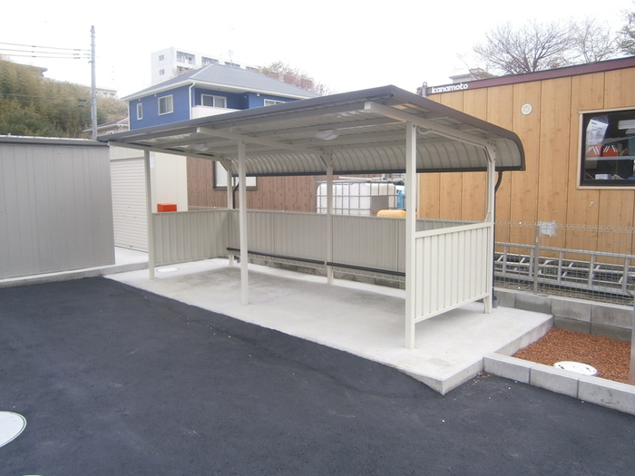 アヴェニ－ル 駐車場