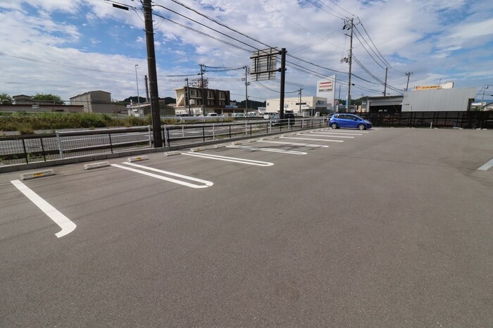 イーストガーデン 駐車場
