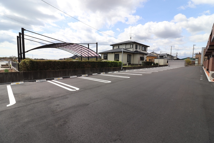 アルフェラッツ 駐車場